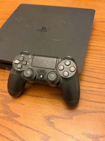 PlayStation 4 למכירה + 2 שלטים