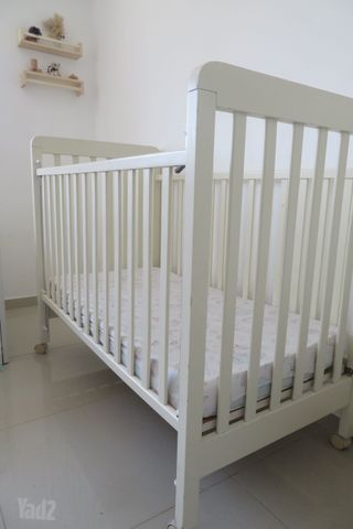 מיטת תינוק עץ מלא ומזרון