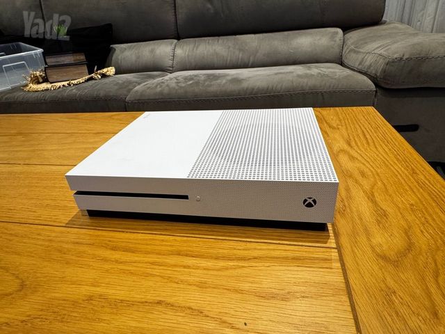 Xbox One S + 3 שלטים וכבלים