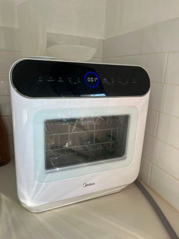 מדיח על השיש midea