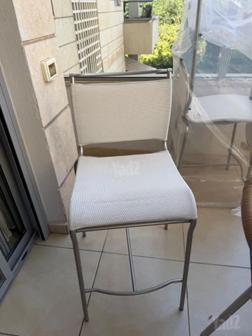 שלושה כסאות בר