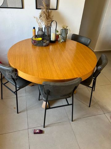 שולחן מעץ