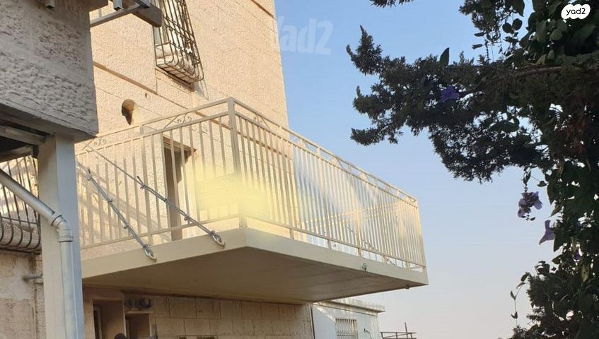 מרפסת תלויה