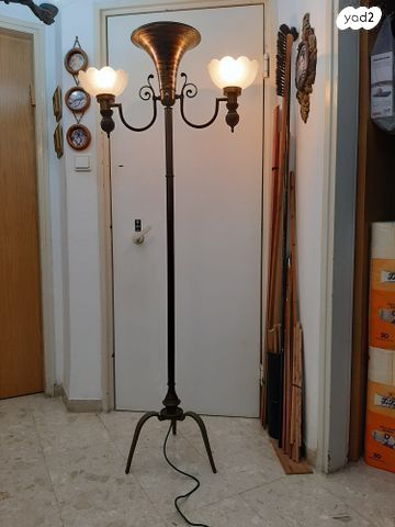 עמוד תאורה עתיק. מנחושת.