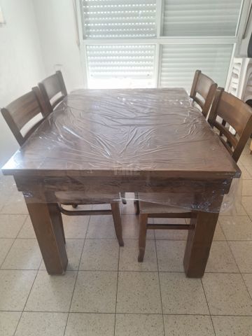 שולחן וכסאות