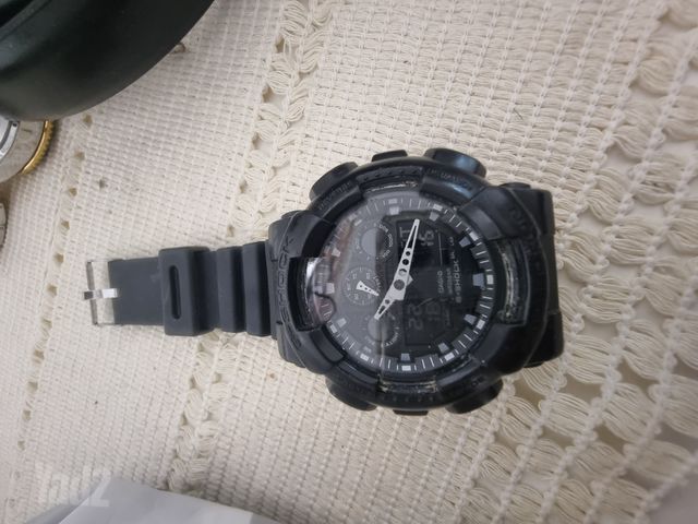 שעון יד G-Shock.