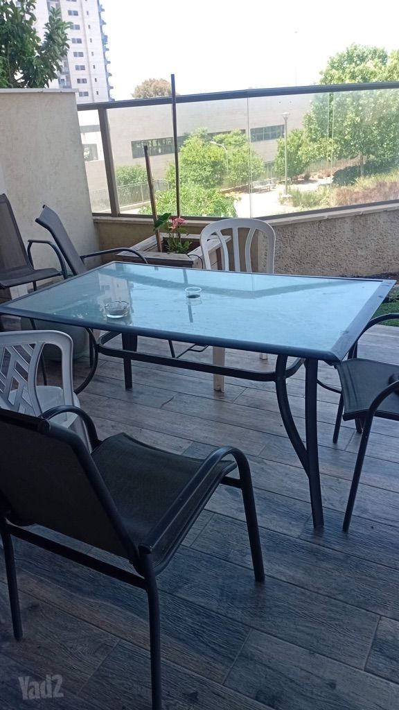 שולחן חצר