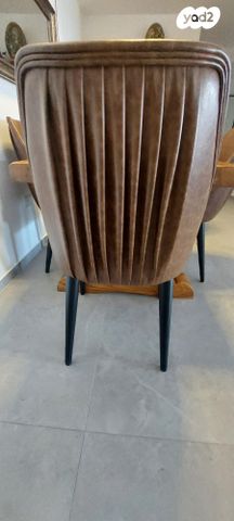 Chaise en simili cuir