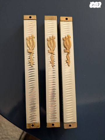 3 מזוזות חדשות עם קלף