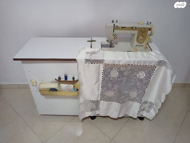 מכונת תפירה עם ארון