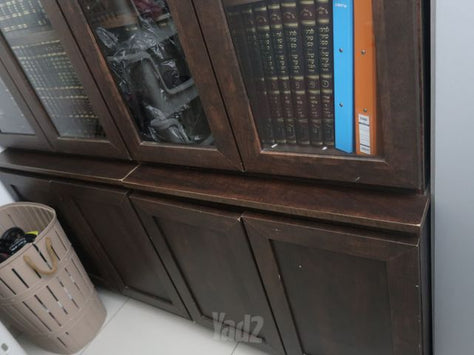 ספריית עץ כהה