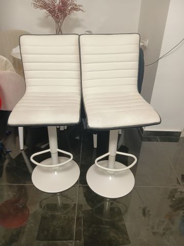 כסאות בר לבנים