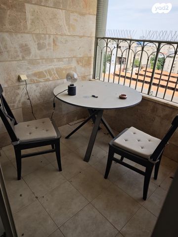 שולחן ו2 כיסאות