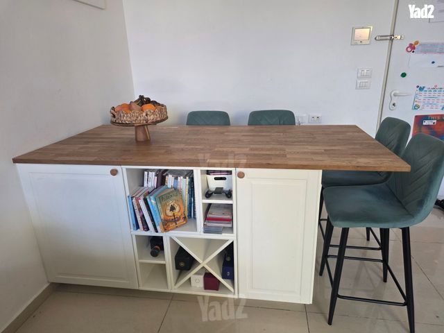 שולחן אי בהזדמנות לרגל נסיעה