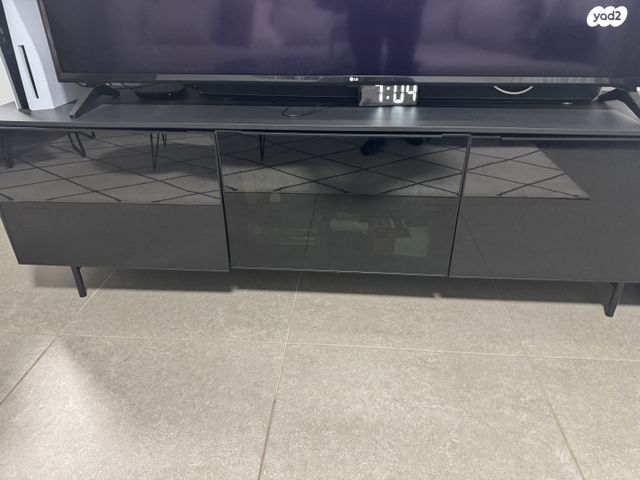 מזנון כורסא וזוג שולחנות סלון