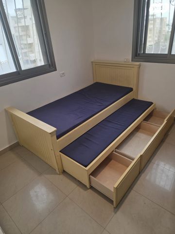מיטת עץ מלאה