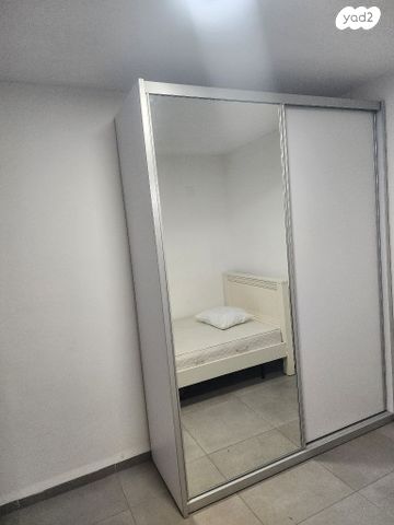 ארון עץ במצב חדש