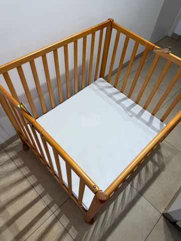 מיטת עץ מלא