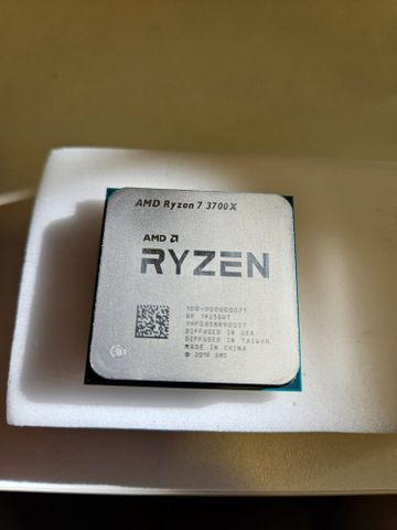מעבד AMD Ryzen 7 3700X