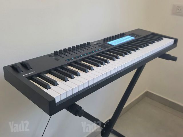 Launchkey 61 MK4 + סטנד