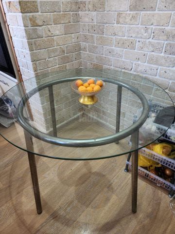 שולחן זכוכית