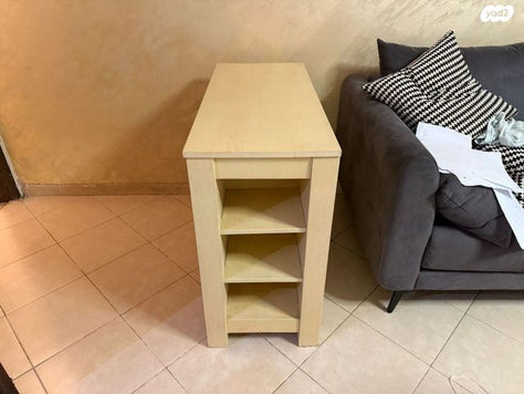 שידה עם פתיחה למעלה לאחסון