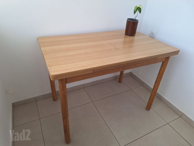 שולחן עץ נפתח