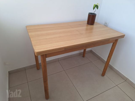 שולחן עץ נפתח
