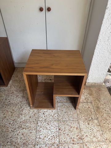 שידת מיטה קטנה