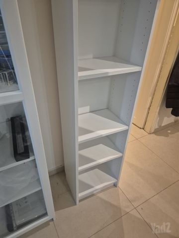 כוננית לבנה