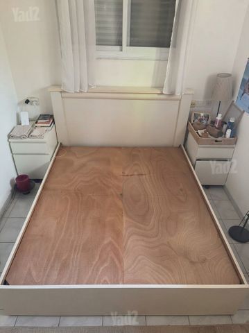 מיטה זוגית Queen size לבנה