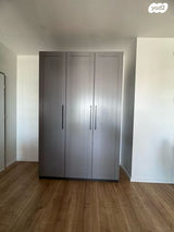 ארון בגדים יוקרתי בצבע אפור
