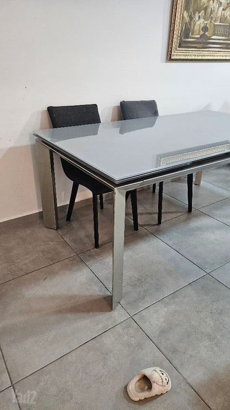 שולחן זכוכית
