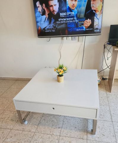 שולחן סלון על גלגלים עם מגירה