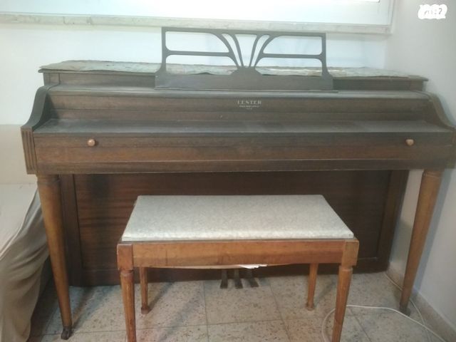 פסנתר Lester