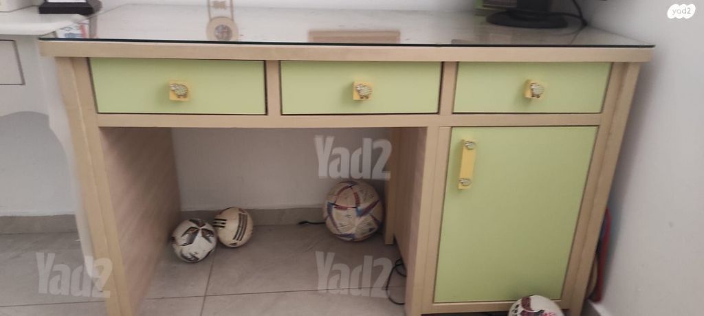 שולחן כתיבה+ כוננית