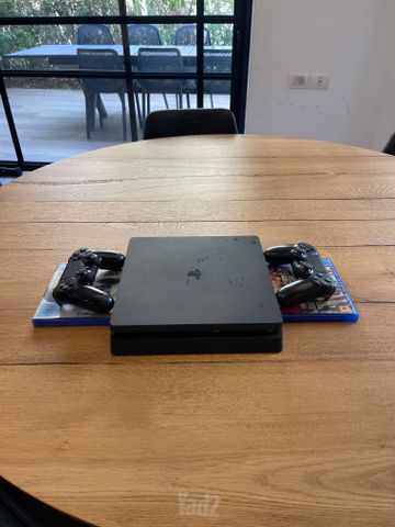 PlayStation4 slim עם שני שלטים