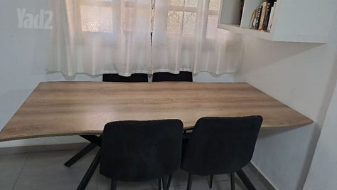 שולחן וכיסאות