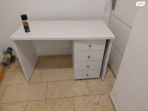שולחן עם שידה
