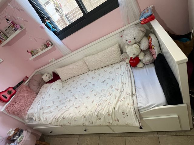 מיטה לבנות
