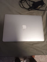 שתיי MacBook air ןIpod