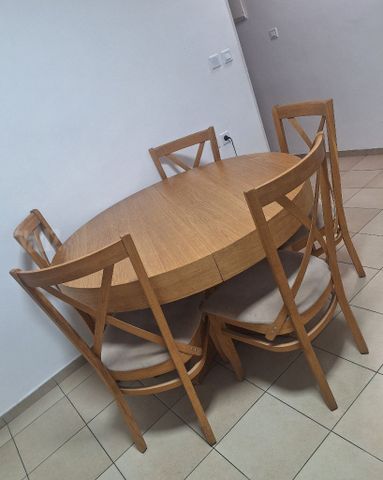 שולחן וכסאות