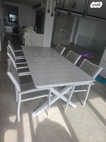 שולחן וכיסאות