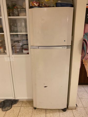 מקרר sharp קטן