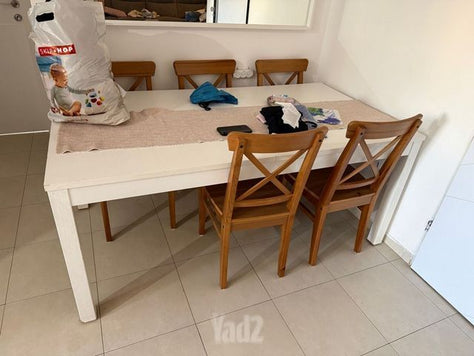 שולחן עם כסאות
