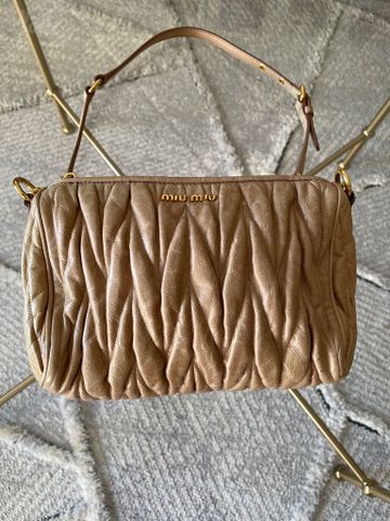תיק miu miu