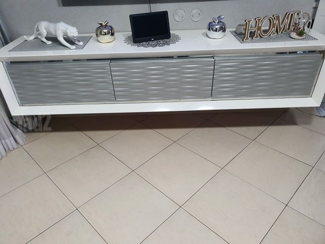 מזנון ושולחן