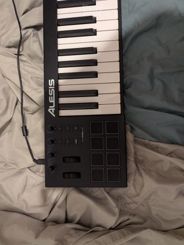 מקלדת שליטה Alesis v61