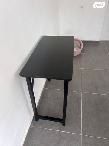 שולחן עץ שחור