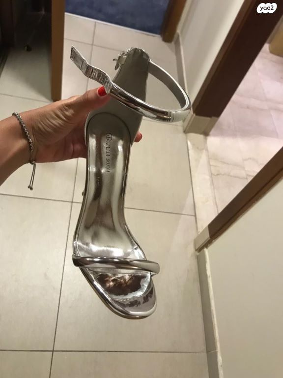 נעל עקב כסופה חדשה